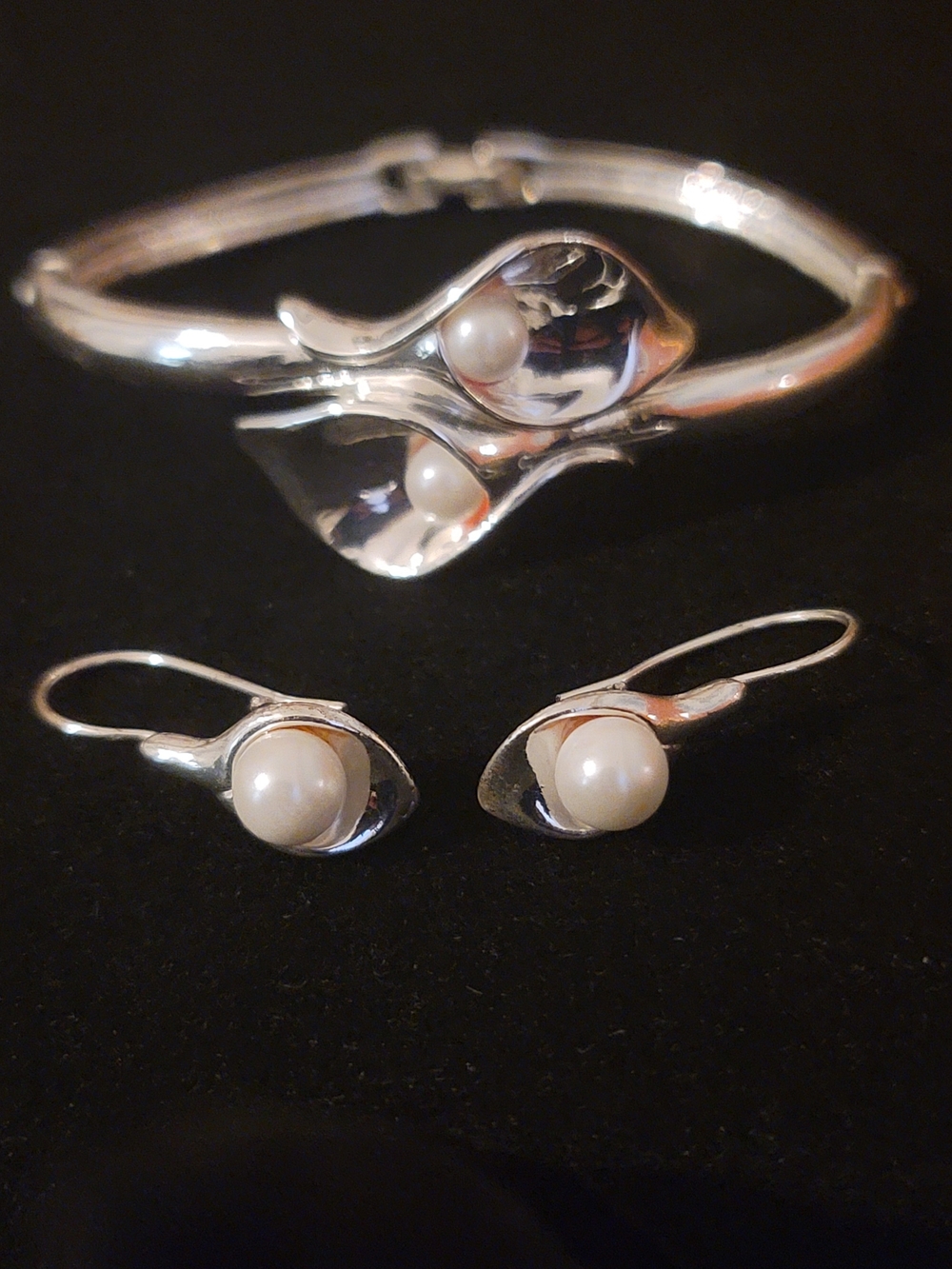 Giveaway- Sim. Pearl Bracelet and Earrings Set